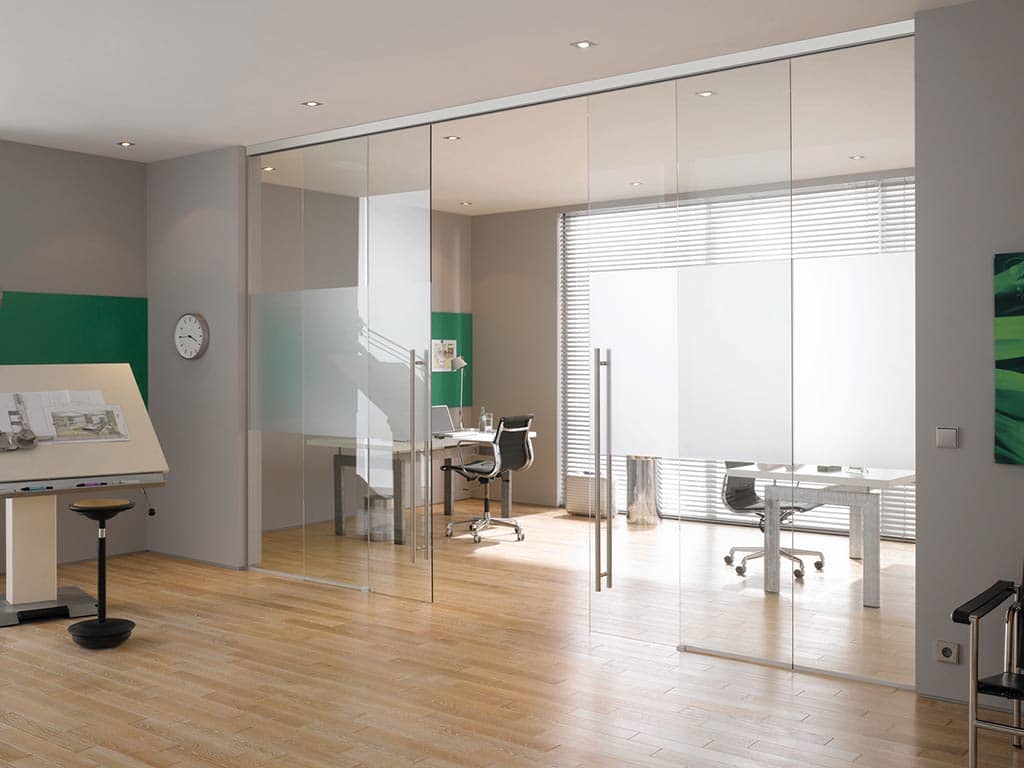 Glasschiebewand von Büro zum Flur