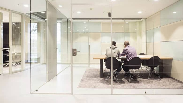 Horizon glass wall as a meeting room