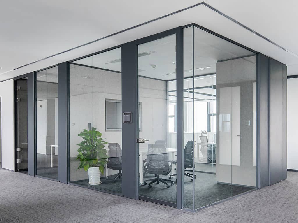 Glaswand Büro mit Stahlelement