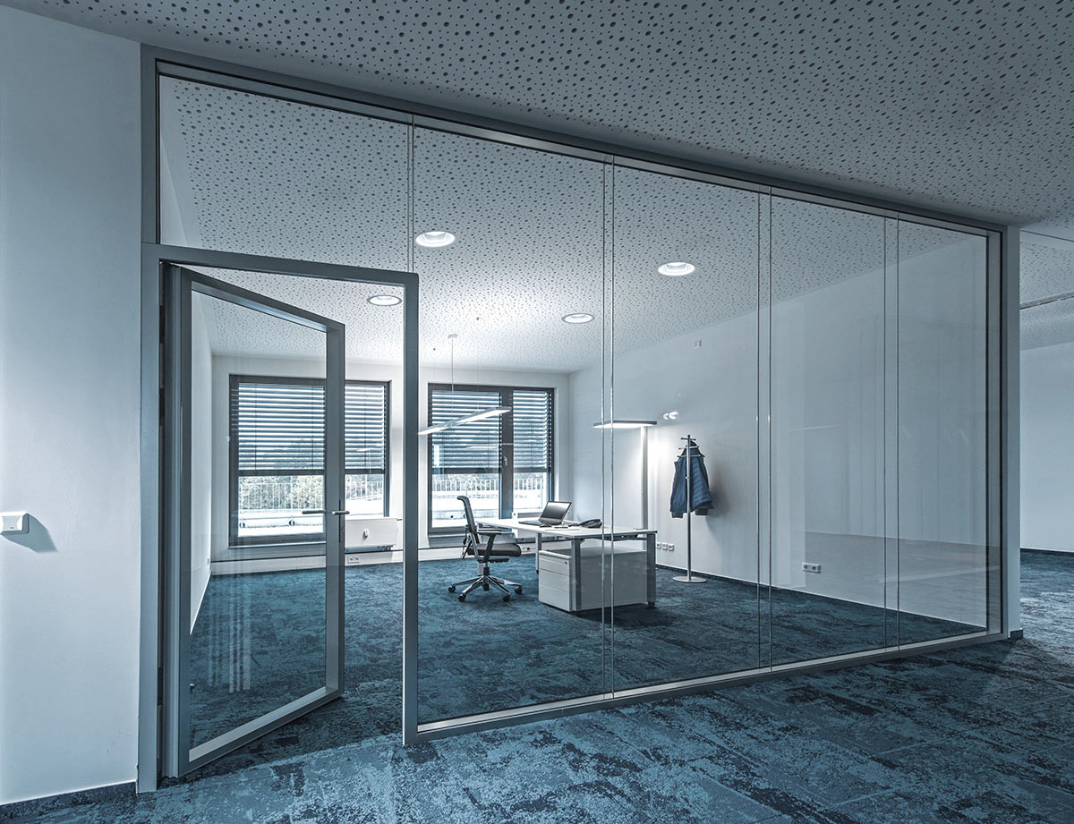 System partition made of glass in the office